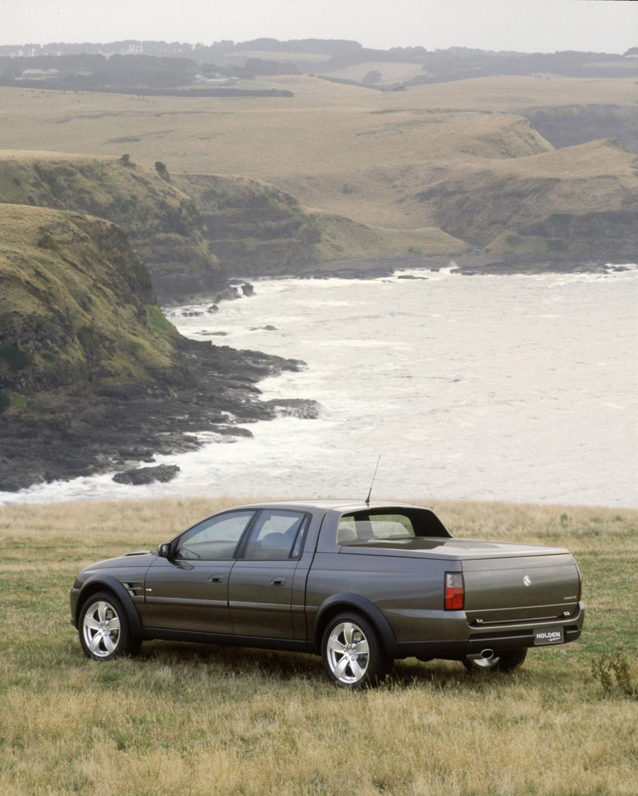  Holden Cross 8 Concept 2002 года  (фото 4 из 14)